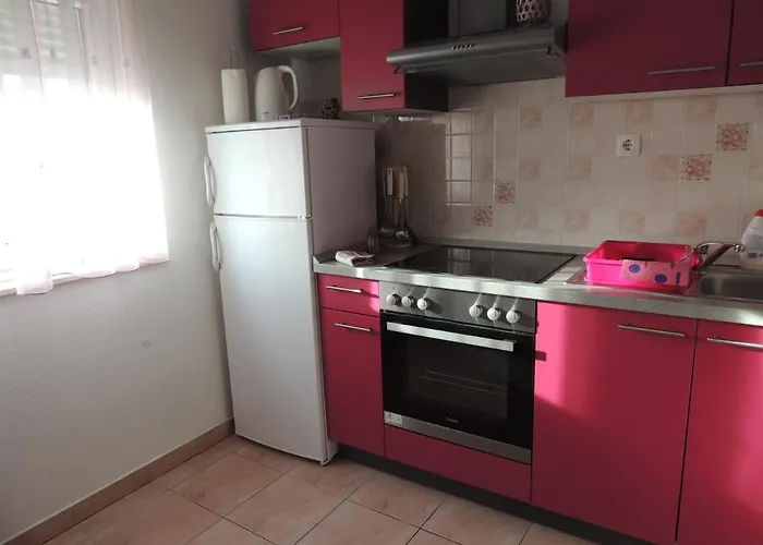 Nika بودْسْتغانا